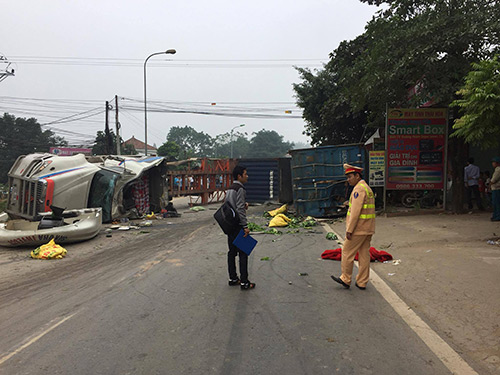 Xe container đâm xe tải, 2 người thiệt mạng