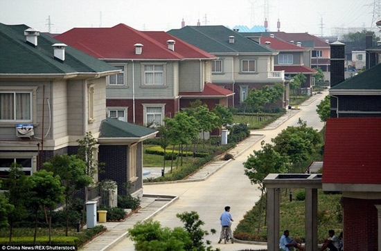 Đi lên từ ngôi làng thuần nông lạc hậu với dân số 600 người, giờ đây, làng Hoa Tây có khoảng 2.000 dân bên cạnh hơn 20.000 người nhập cư đến làm công nhân. Mỗi hộ gia đình của làng Hoa Tây đều được cấp nhà xây dựng theo phong cách châu Âu cùng xe hơi. Ảnh: China News.