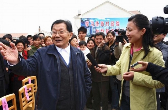 Cựu Bí thư Ngô Nhân Bảo (trái), qua đời năm 2013, được xem là người tạo nên sự đổi thay kỳ diệu của Hoa Tây. Nguồn thu chính của ngôi làng đến từ hoạt động khai khoáng và luyện kim, tuy nhiên việc Hoa Tây làm thế nào để từ nghèo khó trở nên giàu có như hiện nay vẫn còn nhiều bí mật. Ảnh: Daily Mail.