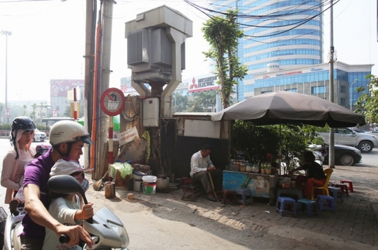 Quán nước mọc lên dưới trạm biến áp. Ngày 17/11, trạm biến áp ở Hà Đông (Hà Nội) bất ngờ phát nổ, tia lửa bắn vào nhiều người ngồi quán trà đá bên cạnh, làm 3 người bỏng nặng, một người đã tử vong ngày 18-11. Tổng Giám đốc Tổng công ty Điện lực Hà Nội sau đó đã phê bình Công ty Điện lực Hà Đông do để xảy ra sự cố cháy, nổ.