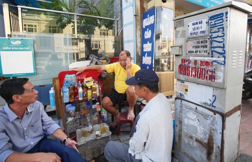 Người dân Hà Nội vẫn bình thản với bốt điện &quot;nguy hiểm chết người&quot;