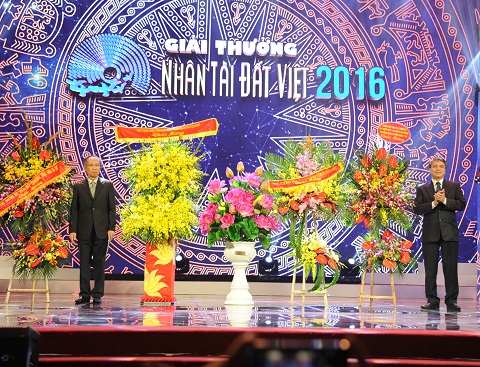 Chủ tịch Hội đồng thành viên VNPT Trần Mạnh Hùng (bìa phải) và Tổng biên tập báo Dân trí Phạm Huy Hoàn đón nhận các lẵng hoa chúc mừng của Tổng Bí thư Nguyễn Phú Trọng; Chủ tịch nước Trần Đại Quang; Thủ tướng Nguyễn Xuân Phúc; Ủy viên Bộ Chính trị, Thường trực Ban Bí thư Đinh Thế Huynh; Ủy viên Bộ Chính trị, Trưởng Ban Tuyên giáo Trung ương Võ Văn Thưởng. 
