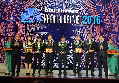 Nhà báo Phạm Huy Hoàn - TBT báo Dân trí, Trưởng ban tổ chức Giải thưởng và ông Nguyễn Văn Tấn - Phó Tổng Giám đốc Tổng Công ty VNPT-Media - Tập đoàn Bưu chính Viễn thông Việt Nam trao giải cho các nhóm tác giả đạt giải Startup Triển vọng và Giải Khuyến khích