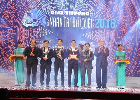 Giáo sư Tiến sĩ Nguyễn Thiện Nhân - Chủ tịch Ủy ban Trung ương Mặt trận Tổ quốc Việt Nam và Tiến sĩ Trương Minh Tuấn - Bộ trưởng Bộ Thông tin và Truyền thông trao giải Nhất lĩnh vực CNTT triển vọng.