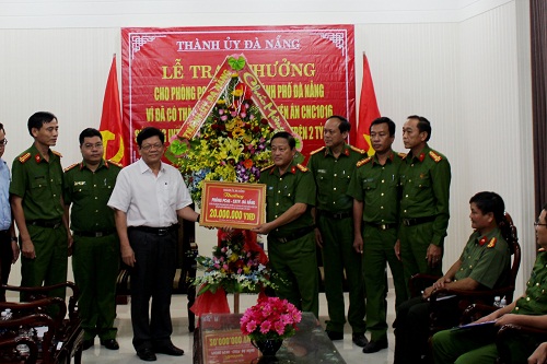 Thưởng &quot;nóng&quot; ban chuyên án phá đối tượng lừa đảo qua Facebook