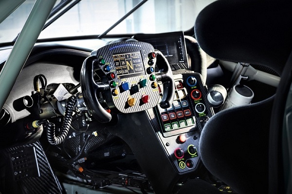 Bên trong xe đua Porsche 911 RSR 2017