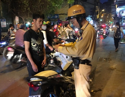 Phát hiện xe gian khi kiểm tra lỗi không đội mũ bảo hiểm