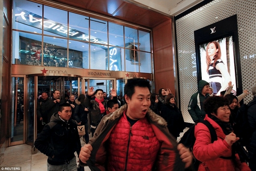 Người Mỹ dựng lều, xếp hàng dài chờ mua hàng dịp Black Friday