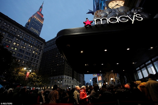 Dòng người xếp hàng bên ngoài trung tâm Macy tại Manhattan, Mỹ