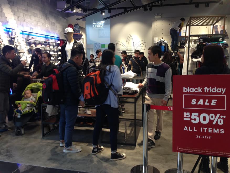 Lượng người mua sắm tăng vọt trong ngày Black Friday