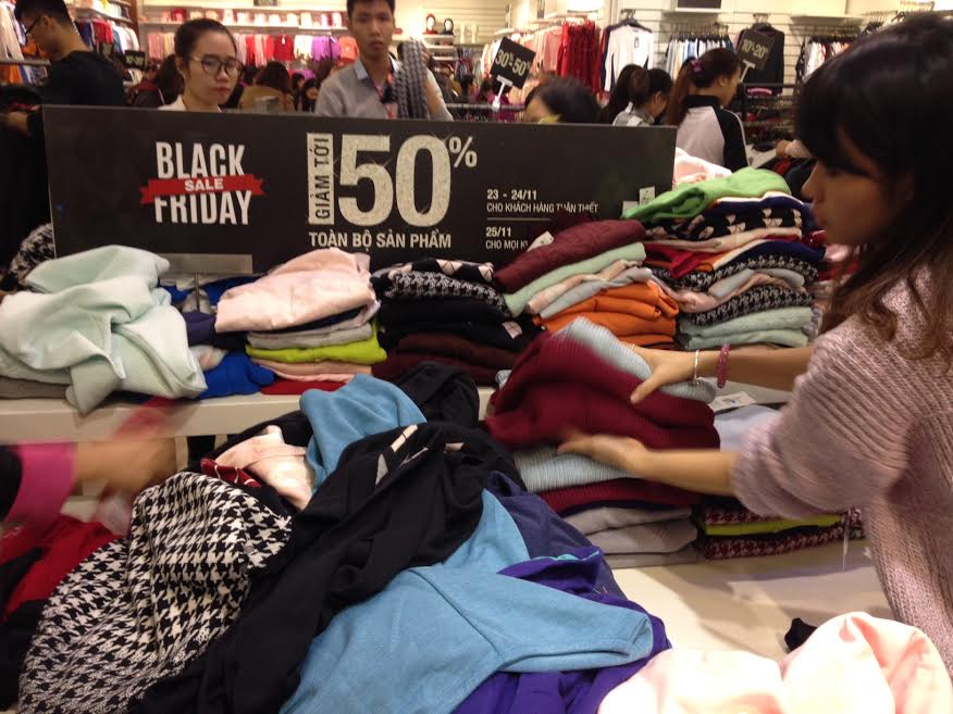 Nhiều mặt hàng giảm sâu trong ngày Black Friday