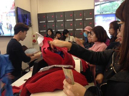Người Hà Nội vất vả đi mua đồ giảm giá ngày Black Friday