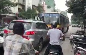 Xe buýt chạy lấn làn ở Hai Bà Trưng. Ảnh cắt từ clip.