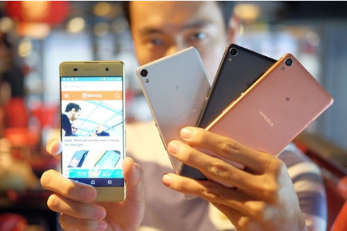 Thiết kế nguyên khối của Xperia XA  với khung sườn kim loại bo cong từ trước ra sau cho cảm giác cầm dễ chịu và giúp nâng tầm “vòng eo” 7,9mm. Máy được trang bị màn hình 5 inch độ phân giải HD và chạy Android 6.0 Marshmallow. Sức mạnh của Xperia XA cũng rất đáng nể trong tầm giá với chip Mediatek Helio P10 tám nhân 2GHz kết hợp RAM 2GB và bộ nhớ trong 16GB.  Hướng đến khách hàng trẻ tuổi nên XA không quên chú trọng vào khả năng chụp ảnh với bộ đôi camera trước và sau lần lượt: 8MP & 13MP. Máy ảnh được trang bị cảm biến có độ nhạy sáng cao và nút chụp ảnh riêng giúp Xperia XA linh hoạt hơn trong quá trình ghi hình.  Giá tham khảo: 4.890.000 đồng.