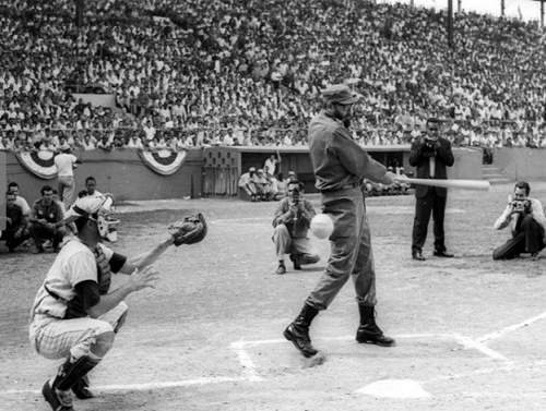 Ông Fidel Castro trong buổi khai mạc giải Vô địch Bóng chày nghiệp dư ở La Habana năm 1963. Ảnh Reuters