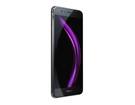 3. Honor 8. Honor 8 một lần nữa tạo nên điều bất ngờ : với giá chưa đến 400 euro, điện thoại này được tích hợp hầu hết các tính năng của Huawei P9, và đặc biệt máy ảnh kép để chụp ảnh chi tiết hơn nhờ sự hiện diện của một cảm biến đơn sắc. Được trang bị với đầu đọc dấu vân tay có thể click, trên đó người dùng có thể tùy chỉnh theo hành vi, chiếc điện thoại này nhanh nhạy, bền chắc và  thiết kế hoàn toàn bằng thủy tinh và kim loại tạo nên sức hấp dẫn không thể cưỡng lại được. Đây là một trong những mô hình smartphone tầm trung tốt nhất, khiến nhiều sản phẩm cùng loại của Samsung hay Apple phải ghen tị.