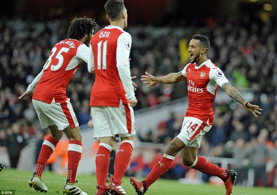 Walcott tái lập thế dẫn bàn cho Arsenal