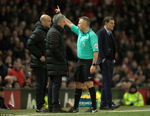 Đề xuất cấm Mourinho chỉ đạo 6 trận: Hung tin cho MU!