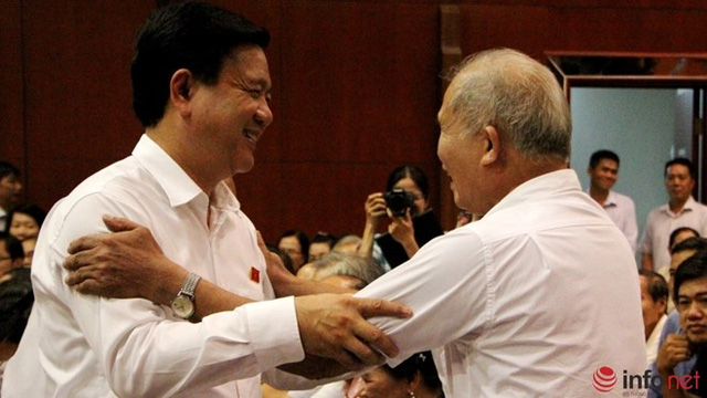 Ông Đinh La Thăng gặp gỡ cử tri trước buổi làm việc.