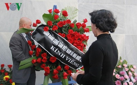 Đoàn Việt Nam viếng lãnh tụ Fidel Castro tại Cuba