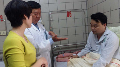 Trưởng công an phường kể lại thời điểm bị kẻ khống chế con tin đâm vào cổ
