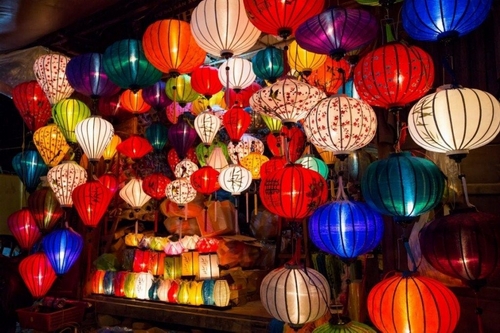Chỉ với 50.000 đồng, bạn sẽ có cơ hội lạc vào thế giới đèn lồng màu sắc