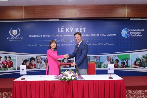 Bà Lê Thị Thu Huyền, Giám đốc khối mầm non Vinschool và ông Peter De Beer, Giám đốc điều hành IPC ký kết chuyển giao độc quyền chương trình tại Việt Nam ngày 3/11/2016.