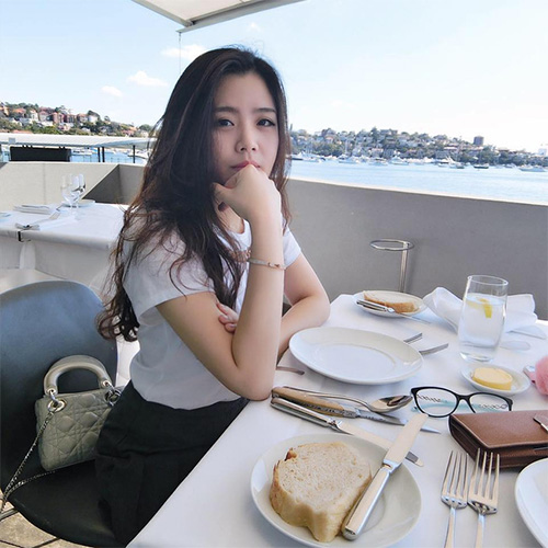 Thoại Liên có tên tiếng Anh là Jolino, cô nàng sinh ra ở Sài Gòn và đang định cư tại Sydney, Úc