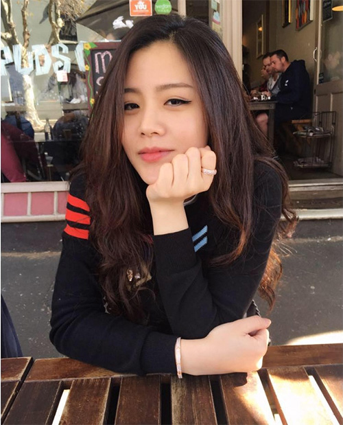 Cô sở hữu gương mặt xinh đẹp không tỳ vết và các đường nét vô cùng thanh tú