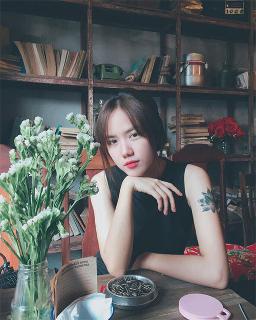Cô sở hữu gương mặt xinh đẹp cùng gu thời trang bắt mắt, rất được lòng giới trẻ