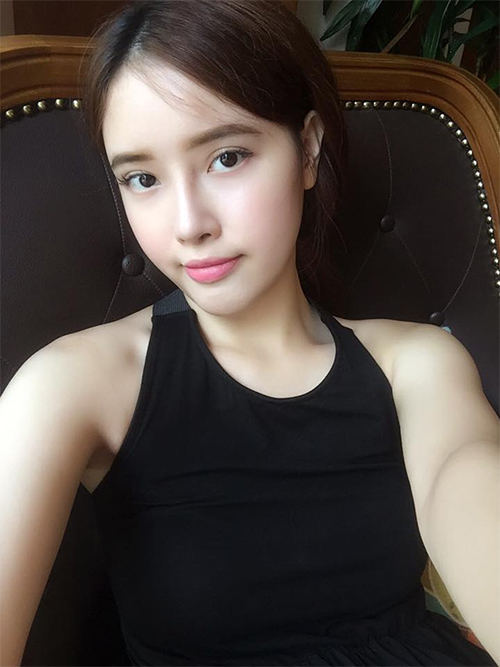 Ngọc Phượng sở hữu gương mặt thanh thoát với đôi mắt to, mũi cao, chiếc cằm thon cùng làn da trắng 