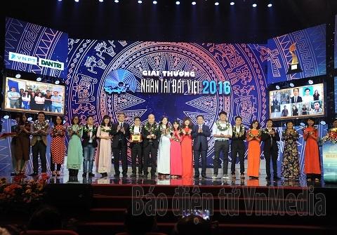 Giáo sư Tiến sĩ Vương Đình Huệ - Phó Thủ tướng Chính phủ và ông Trần Mạnh Hùng - Chủ tịch Hội đồng Thành viên VNPT trao giải nhất lĩnh vực di động.