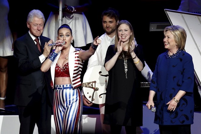 Katy Perry cũng thuộc số những nghệ sĩ ủng hộ Hillary Clinton. Katy chỉ trích Trump là người đàn ông của bạo lực và coi thường phụ nữ. Hồi tháng 3, cô cùng nhiều nghệ sĩ tham gia đêm nhạc gây quỹ ủng hộ bà Hillary Clinton. Cô kêu gọi quyên góp 2.700 USD cho bà, đây cũng là số tiền tối đa mỗi công dân Mỹ có thể đóng góp cho chiến dịch tranh cử. Hồi tháng 6, khi bà Hillary chính thức trở thành ứng viên của đảng Dân Chủ, Katy Perry chia sẻ sự phấn khích trên