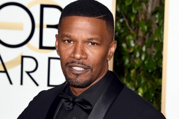 Jamie Foxx không ngại chỉ trích ứng viên đảng Cộng Hòa là “thùng rác biết nói”.