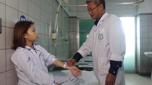 Trưởng công an phường kể lại khoảnh khắc bị kẻ khống chế con tin đâm vào cổ - ảnh 4
