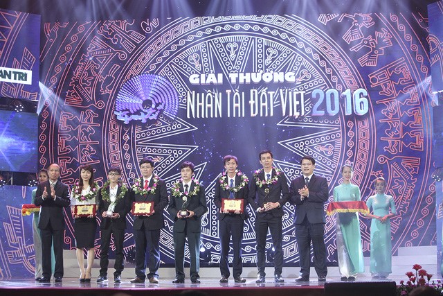 Ông Phạm Huy Hoàn - Tổng Biên tập báo Dân Trí, trưởng ban tổ chức Giải thưởng và ông Nguyễn Văn Tấn - Phó Tổng Giám đốc VNPT-Media lên trao giải cho các nhóm thí sinh đạt giải Triển vọng và Khuyến khích tối ngày 19/11.
