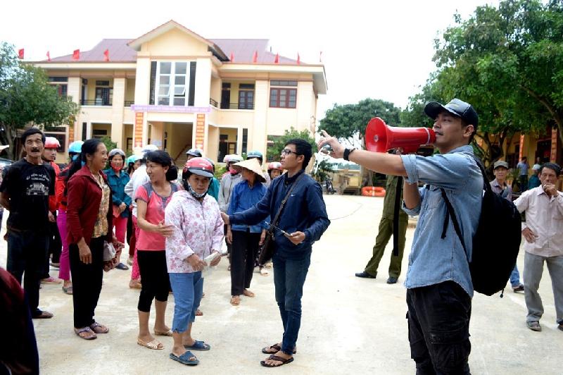 10 khoảnh khắc khó quên của giới giải trí Việt năm 2016 hình ảnh 3 Sau hơn một ngày kêu gọi mọi người ủng hộ đồng bào miền Trung chịu hậu quả thiên tai, MC Phan Anh huy động được 10 tỷ đồng. Anh cùng đoàn của mình tiến thẳng về xã Mai Hóa, Tuyên Hóa, Quảng Bình để trao quà cho bà con. Những ngày tiếp theo, tổng số tiền của các nhà hảo tâm đóng góp đã lên đến 24 tỷ đồng. Hiện, Phan Anh vẫn tiếp tục hành trình thiện nguyện, giúp đỡ người dân vùng lũ. Ảnh: Văn Được.