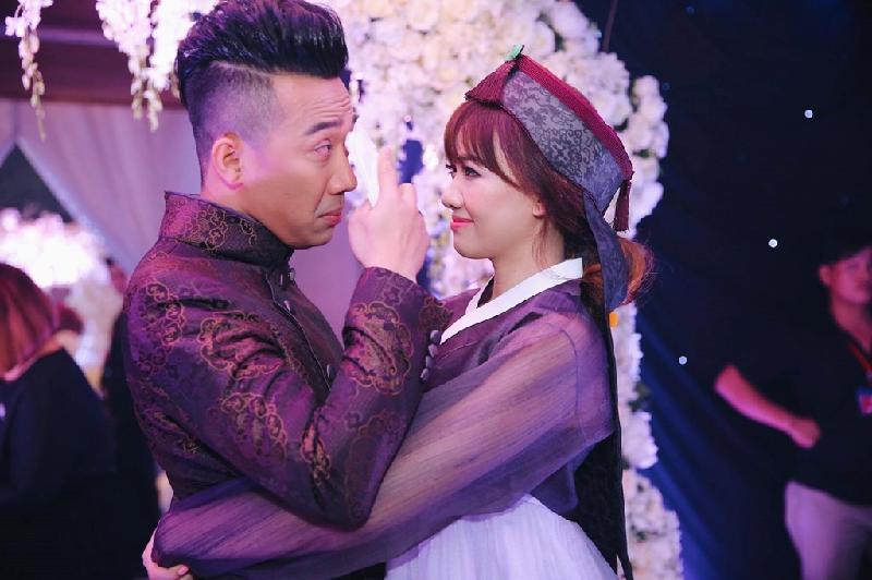 10 khoảnh khắc khó quên của giới giải trí Việt năm 2016 hình ảnh 10 Lễ cưới Trấn Thành - Hari Won là một trong những sự kiện giải trí gây chú ý nhất năm 2016. Trước hàng trăm qua khách, cô dâu chú rể ôm nhau, nghẹn ngào xúc động khi xem clip kể về quá trình yêu đầy sóng gió của hai người. Trấn Thành thừa nhận yêu nữ ca sĩ gốc Hàn vì cô chân thật, đáng yêu và dũng cảm vì dám yêu người như anh. Ảnh: Nguyễn Thành.