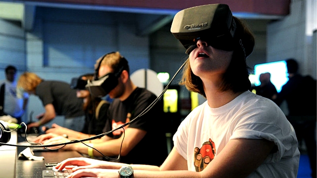 4. Thực tế ảo & thực tế tăng cường (Virtual & Augmented Reality) Thực tế ảo (VR) và thực tế tăng cường (AR) sẽ làm thay đổi cách cá nhân tương tác với nhau. Ví dụ, VR có thể được sử dụng cho việc đào tạo và chia sẻ kinh nghiệm từ xa. Trong đó AR cho phép trộn lẫn thế giới thực và ảo, có nghĩa là các doanh nghiệp có thể kết hợp đồ họa lên các vật thể trong thế giới thực. Qua thời gian, AR và VR mở rộng ra ngoài việc tăng cường về thị giác để bao gồm tất cả các tăng cường liên quan đến giác quan của con người. Các doanh nghiệp nên nhắm các mục tiêu tìm kiếm các ứng dụng.