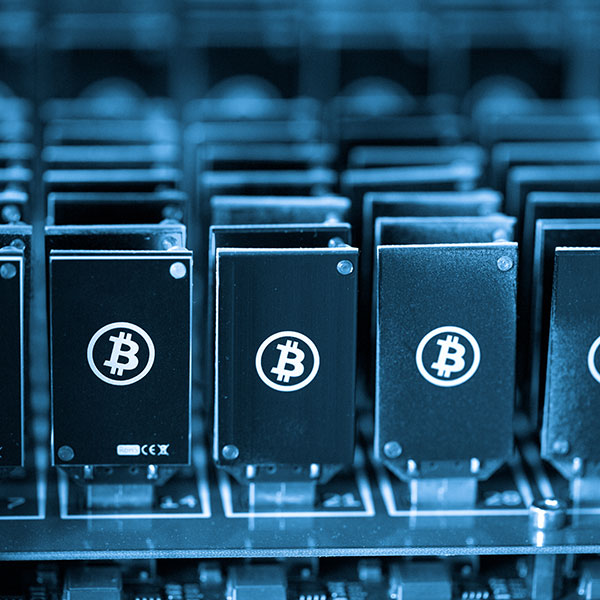 6. Blockchain được coi là “cuốn sổ cái” lưu trữ các giao dịch, thỏa thuận, hợp đồng và bất kỳ dữ liệu gì mà chúng ta cần ghi chép một cách độc lập, không bị tác động bởi các yếu tố bên ngoài. Các dịch vụ tài chính như ngân hàng, quỹ tín dụng…đã sớm áp dụng công nghệ này như một “vệ sĩ” trong thời đại số. Các ngành công nghiệp khác, đặc biệt là những ngành có quan hệ mật thiết đến sở hữu trí tuệ như âm nhạc, điện ảnh…cũng đang dần nhận ra sự ưu việt của Blockchain và áp dụng nó trong các hoạt động sáng tác.  