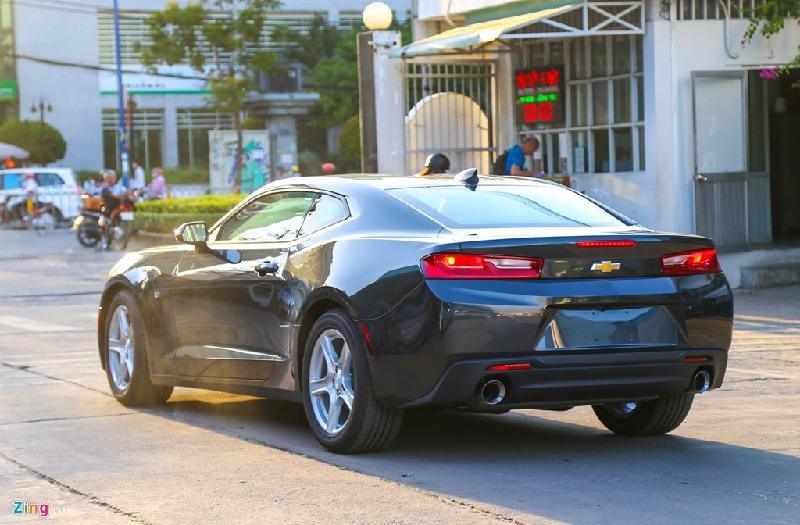 Chi tiết Chevrolet Camaro 2017 mới bán tại Việt Nam hình ảnh 4 Theo EPA, mức tiêu hao nhiên liệu của Camaro 2.0 là 10.7 lít/100 km trong thành phố và 7,6 lít/100 km trên xa lộ. Đối thủ của Chevrolet là Ford đã nắm bắt xu hướng này và trang bị động cơ EcoBoost bốn xi-lanh, dung tích 2.3 lít trên Mustang thế hệ mới.