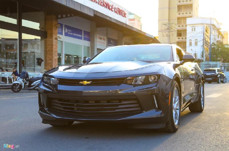 Tại thị trường Mỹ, Camaro và Mustang là hai kỳ phùng địch thủ với doanh số bám đuổi nhau quyết liệt. Tuy nhiên tại Việt Nam, Mustang được yêu thích hơn Camaro. Nguyên nhân xuất phát từ kinh nghiệm truyền miệng, Camaro “ăn xăng” như uống nước. Tuy nhiên, bằng việc tung ra mẫu xe dung tích nhỏ, tiết kiệm nhiên liệu, Chevrolet muốn thay đổi quan niệm,