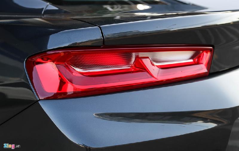 Chi tiết Chevrolet Camaro 2017 mới bán tại Việt Nam hình ảnh 9 Cụm đèn hậu được thiết kế lại với dải LED chuyển màu tinh tế.