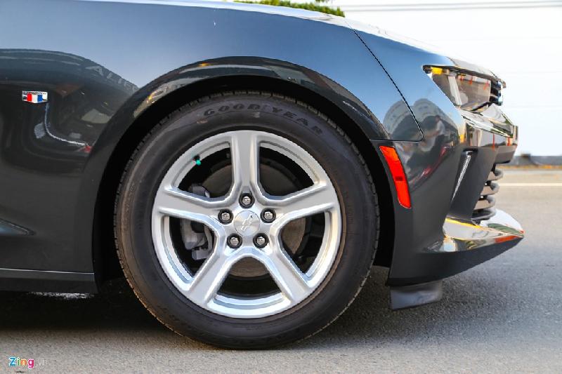 Xe sử dụng bánh 18 inch tiêu chuẩn, người dùng có thể lựa chọn bánh 20 inch và trả thêm tiền. Chevrolet cũng cung cấp tùy chọn phanh Brembo.