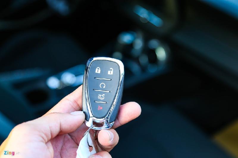 Chi tiết Chevrolet Camaro 2017 mới bán tại Việt Nam hình ảnh 16 Chìa khóa keyless thông minh có thiết kế khá đẹp, dùng để khóa, mở cửa xe từ xa, mở cốp, tìm xe trong bãi.