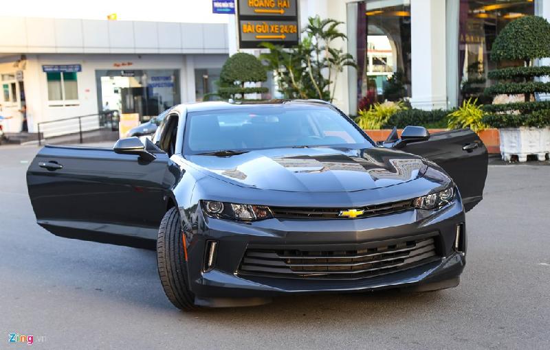 Để đáp ứng nhu cầu của những khách hàng ưu tiên sức mạnh, Camaro 2017 có phiên bản V6, 3.5 lít và V8, 6.2 lít. Với ngoại hình được trau chuốt và bổ sung động cơ thân thiện với môi trường, tạp chí