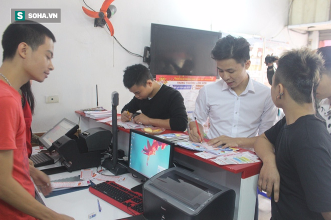 Khách hàng chọn mua số tại điểm 215 Yên Hòa.