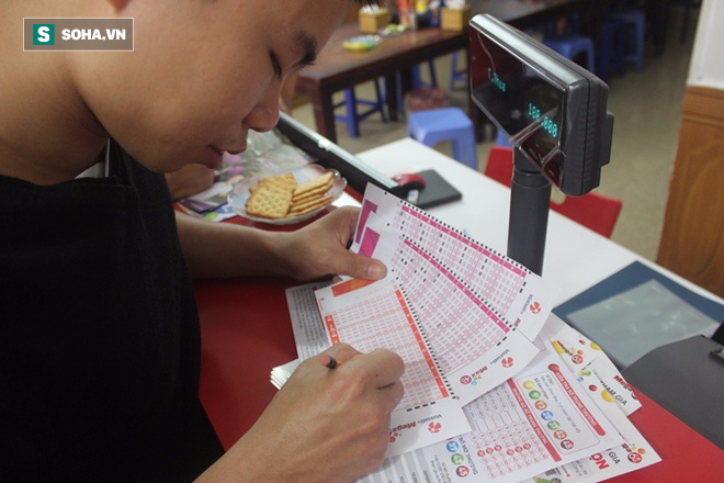 Một khách hàng đang chọn số.