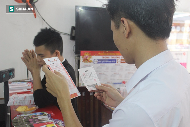 Khách hàng kiểm tra lại vé.