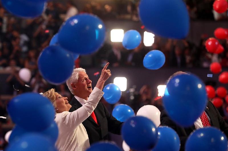 Bà Hillary Clinton và chồng trong ngày cuối cùng của đại hội đảng Dân chủ toàn quốc ngày 28/7. Dịp này, bà trở thành người phụ nữ đầu tiên được một chính đảng đề cử tham gia cuộc đua bầu cử tổng thống Mỹ.